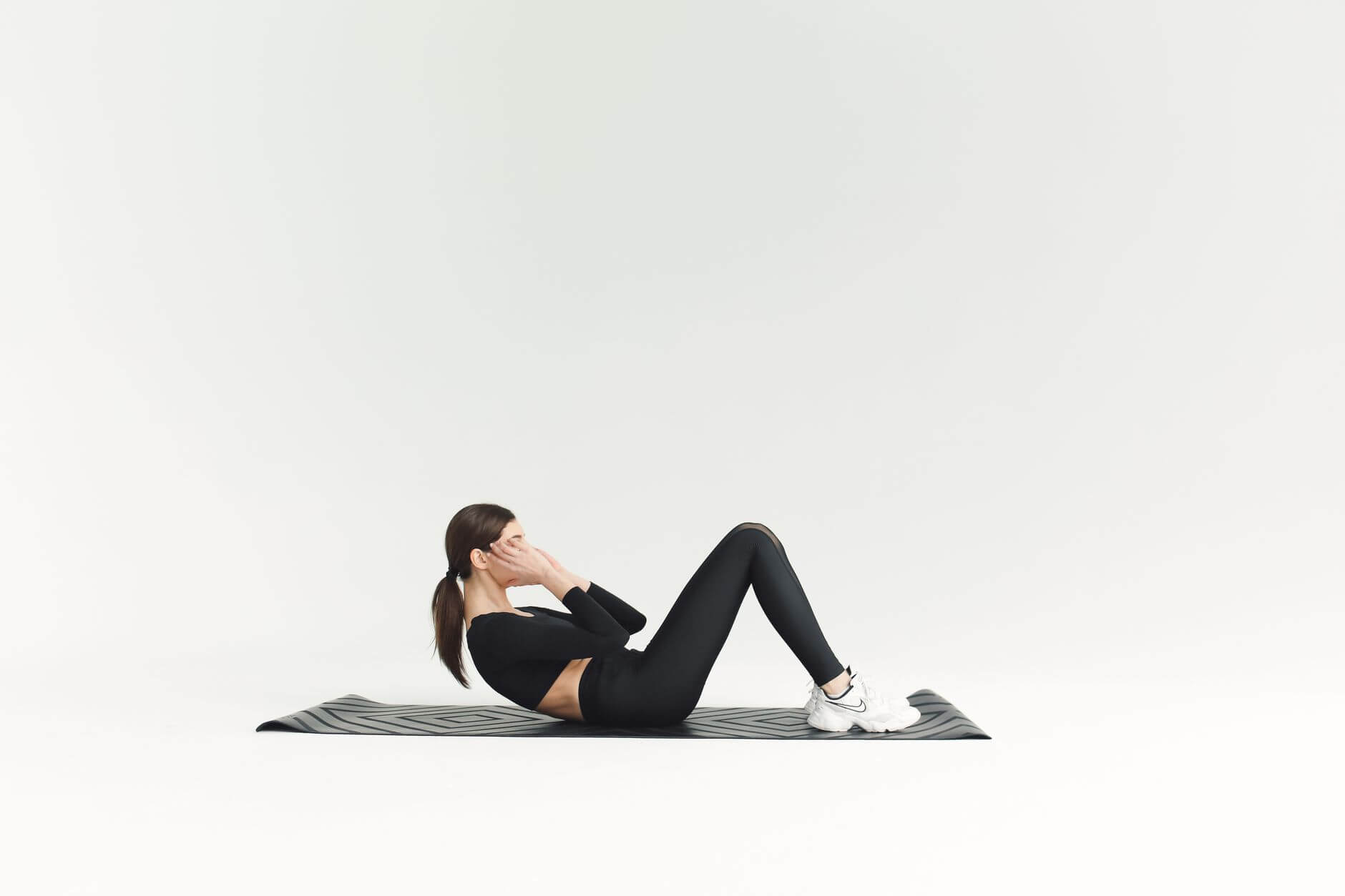 woman doing sit ups